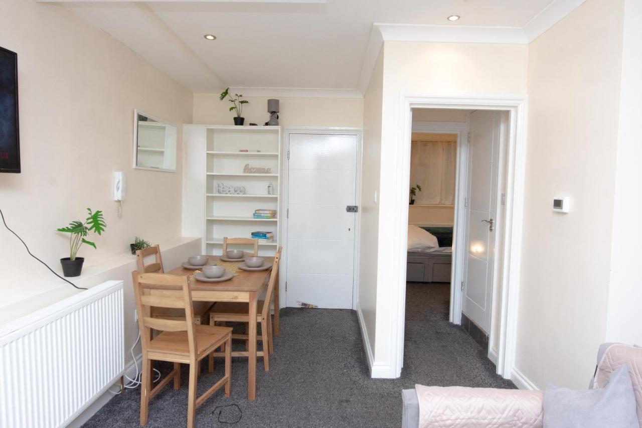 Evergreen Apartments-flat 7, *